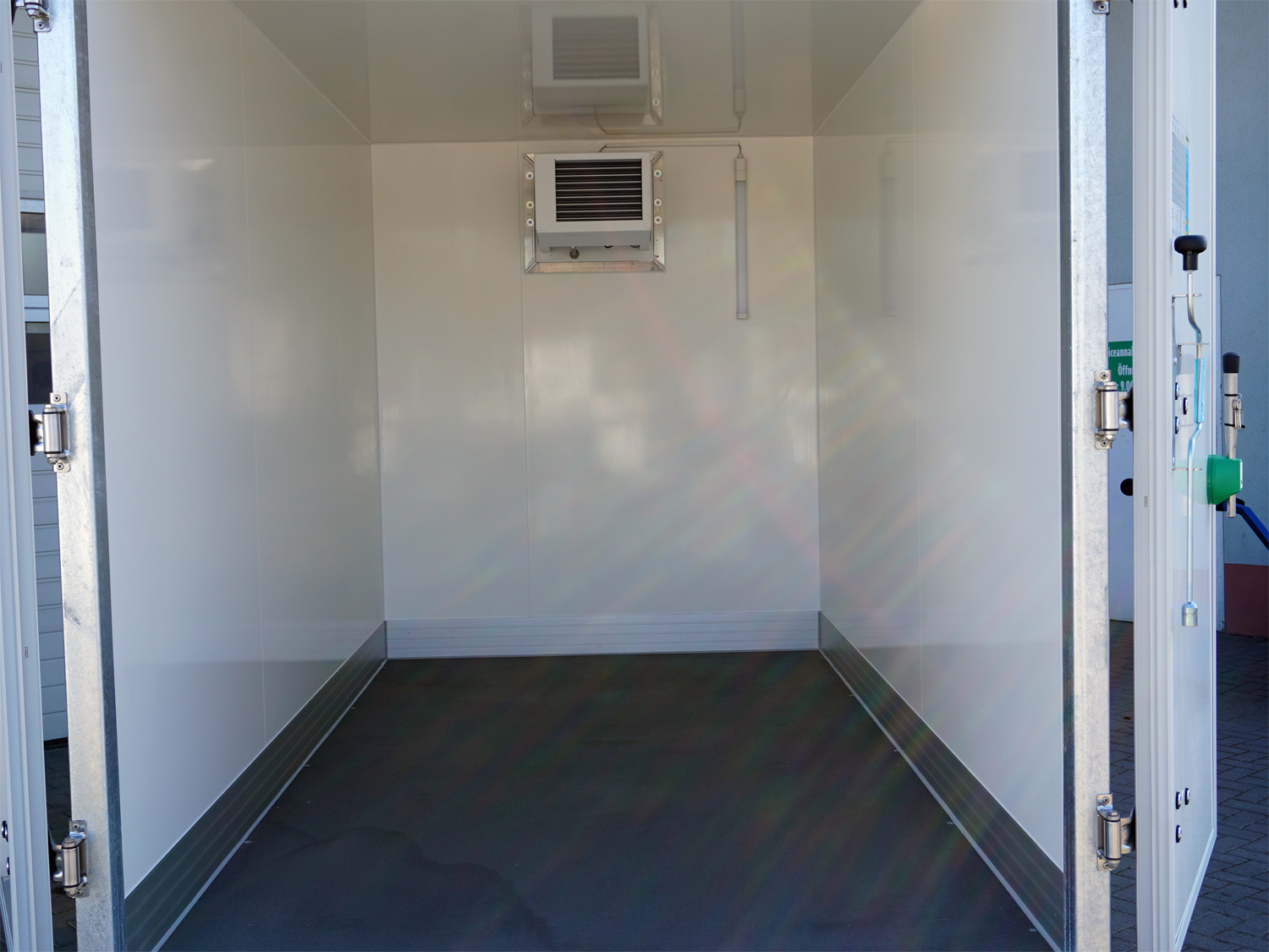 Humbaur HGK 25 32 18 - 21 PF60 Deluxe Tandem-Kühlkoffer mit hochwertiger Isolierung – Bild 11