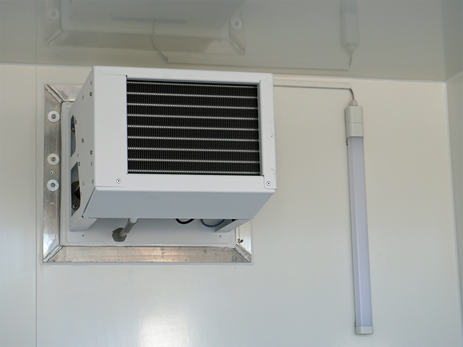 Humbaur HGK 25 32 18 - 21 PF60 Deluxe Tandem-Kühlkoffer mit hochwertiger Isolierung – Bild 3